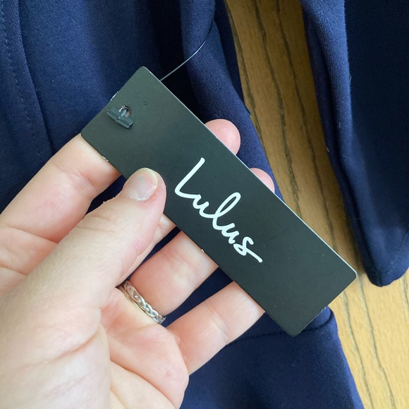 Lulu’s Medium Scalloped Scoop Neck MIDI dress - Picture 5 of 16